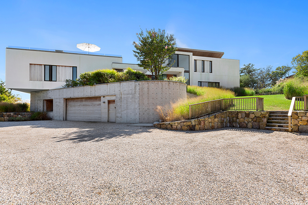 Step Inside A 14 5m Montauk Modern Overlooking The Ocean Exterior