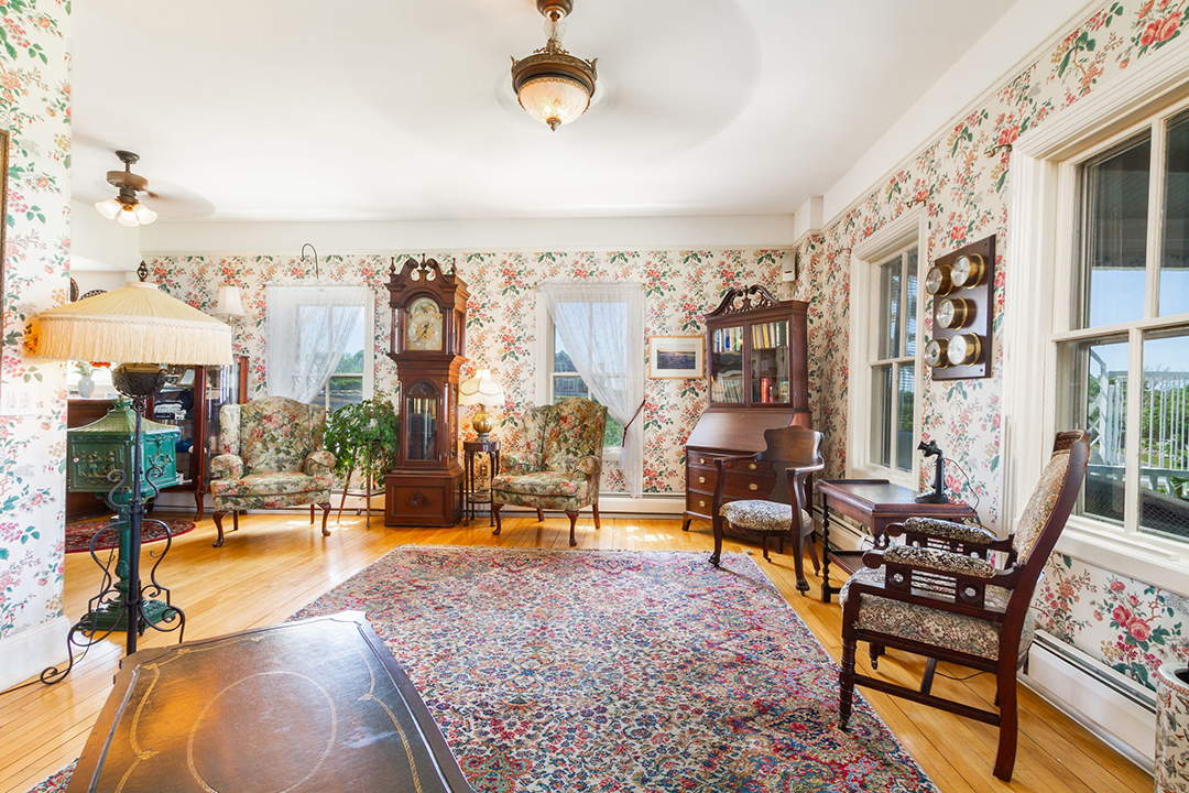 Block Islands Famed Atlantic Inn Is For Sale At 7 5m 359 High St Block Island Ri 9 2400x1600