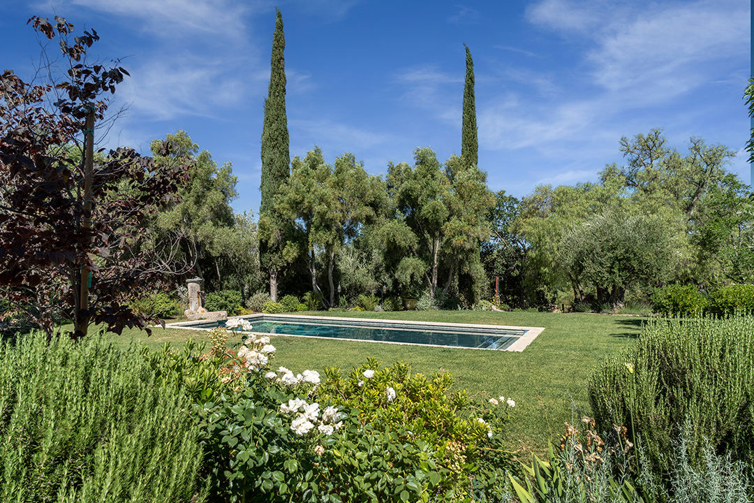 Designer Helene Aumonts Countryside California Home Harkening To France Lists For 5 8m Q