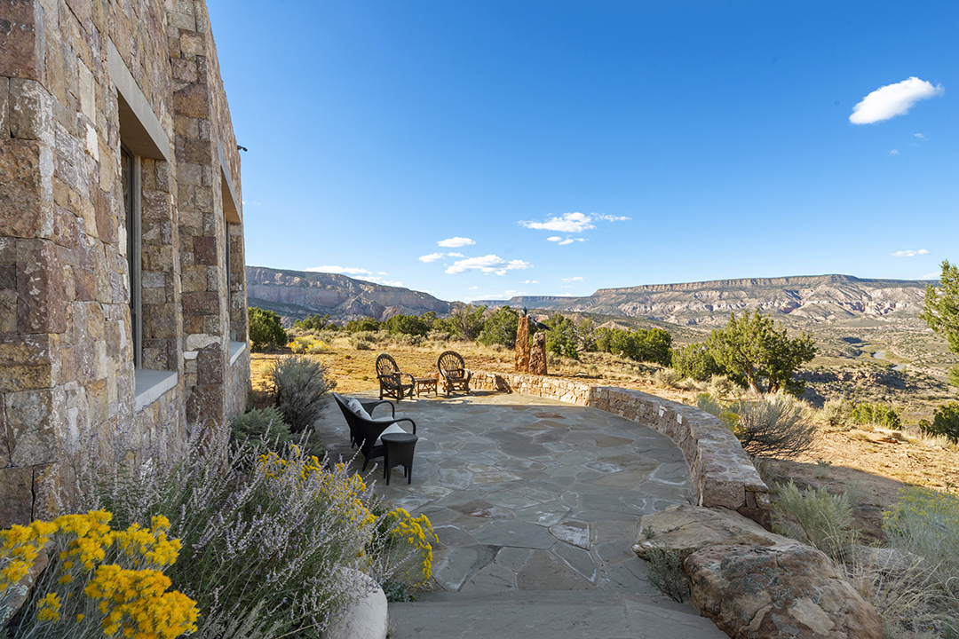 Tour Tom Fords Former Santa Fe Desert Sanctuary Newly Placed On The Market 057720037