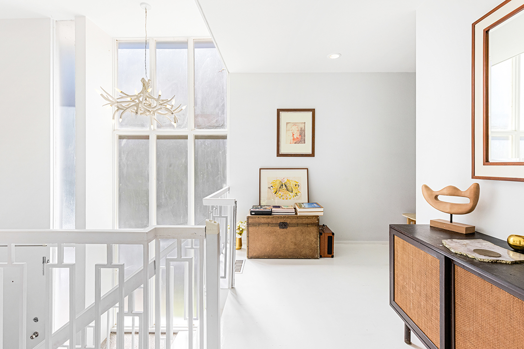 Actress Jaime King Lists A Circa 1960 Beverly Hills House Built By Walt Disney 1612 Schuyler 09