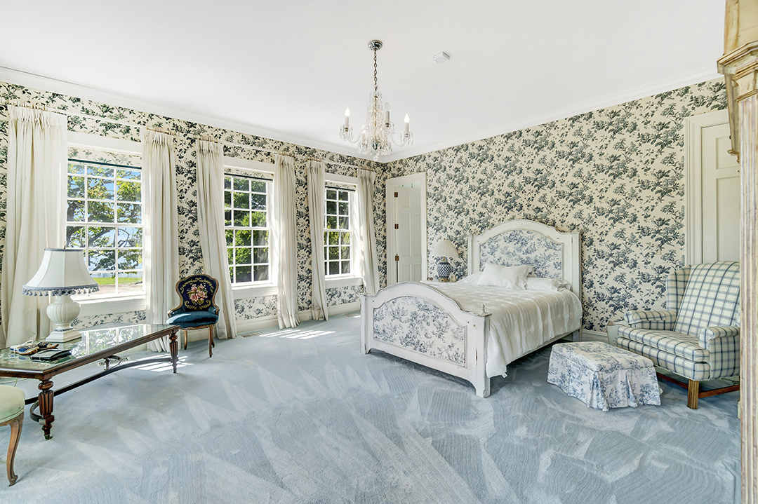 Donald Trumps Former Greenwich Estate Relists After Years Of Being On And Off The Market Zzzz