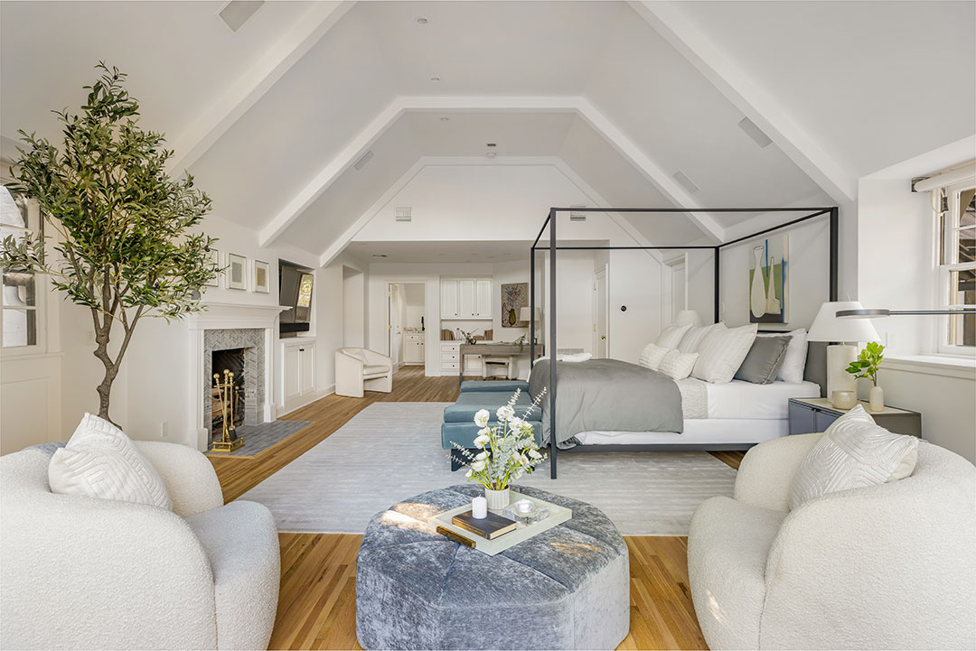 Producers Pacific Palisades Estate Primary Bed Sitting Area