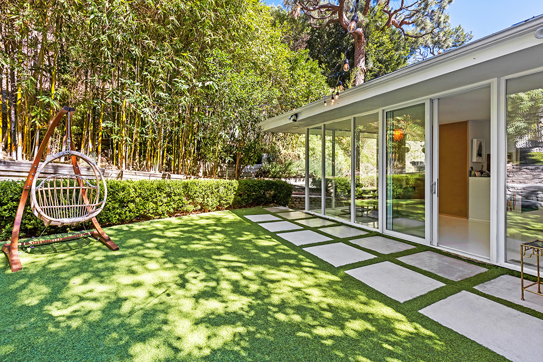 Actress Jaime King Lists A Circa 1960 Beverly Hills House Built By Walt Disney 1612 Schuyler 24 Mod2