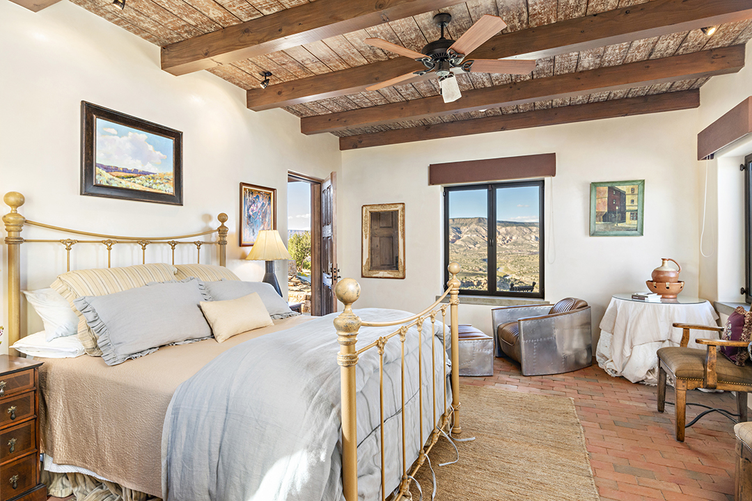Tour Tom Fords Former Santa Fe Desert Sanctuary Newly Placed On The Market 057720035