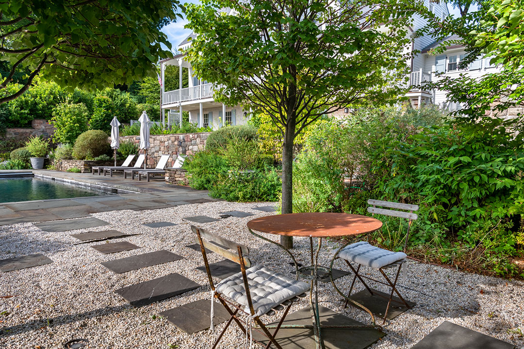 Snedens Landing Stone Path Garden Table