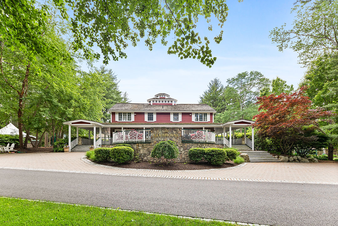 Yankee Candle Clubhouse Exterior
