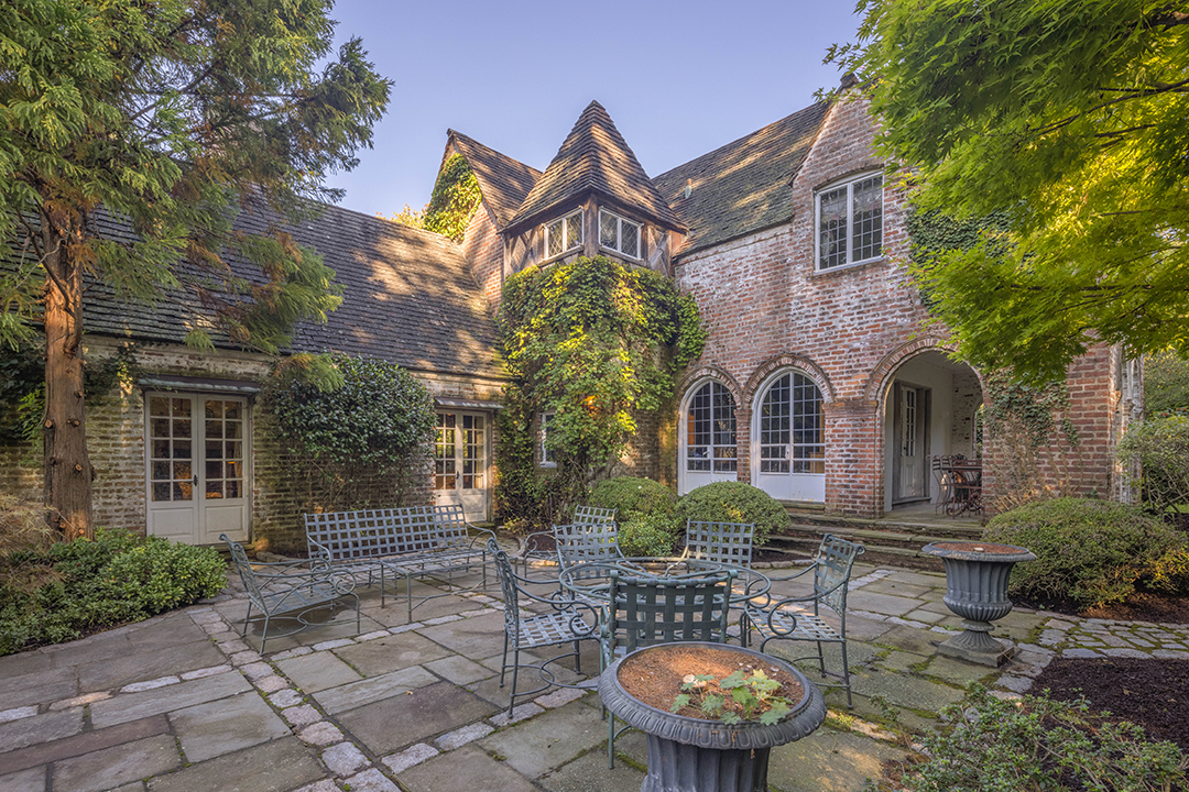 This 6 25m Historic Greenwich Manor Is A Halloween Lovers Dream F