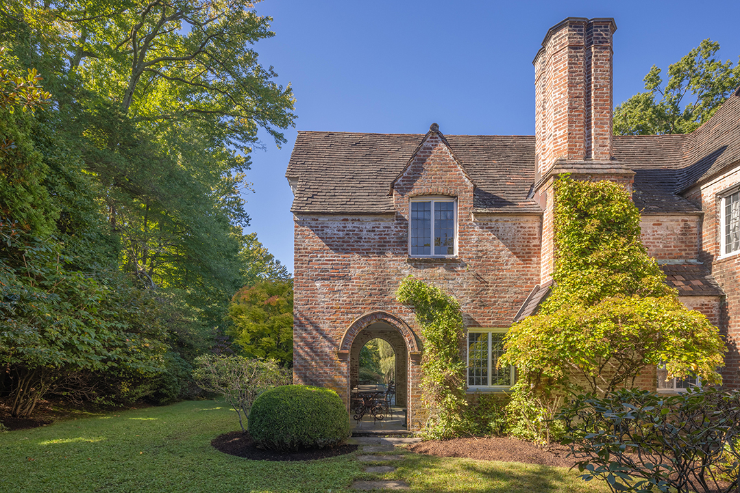 This 6 25m Historic Greenwich Manor Is A Halloween Lovers Dream D