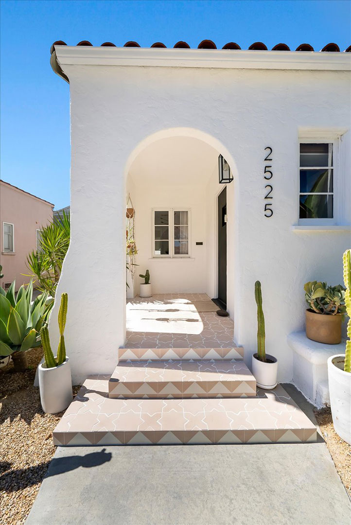 Blanco Bungalow Front Walkway