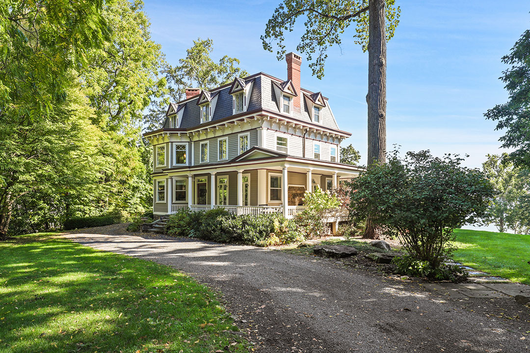 Stepmom Movie Driveway Exterior