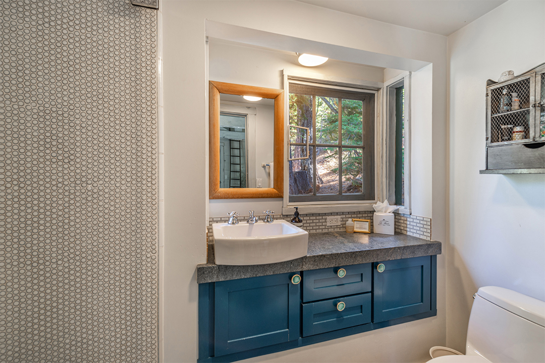 Explore A 25m Lake Tahoe Compound Zzz