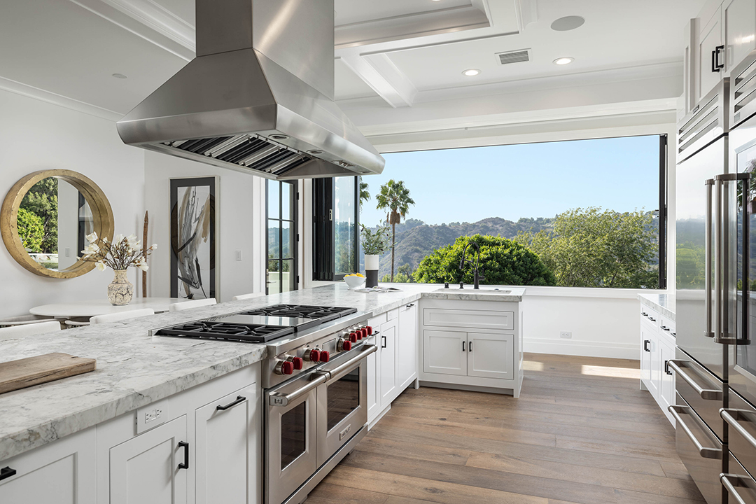 Mark Wahlbergs Former Home Famously Featured In Entourage Hits The Market 42