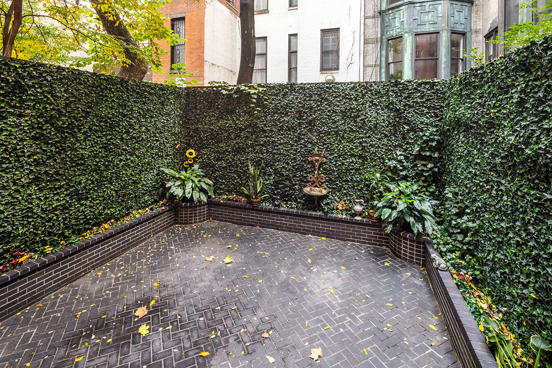 The Late Ivana Trumps Estate Lists Her Ornate Manhattan Townhouse For 26 5m 10 East 64 Street5