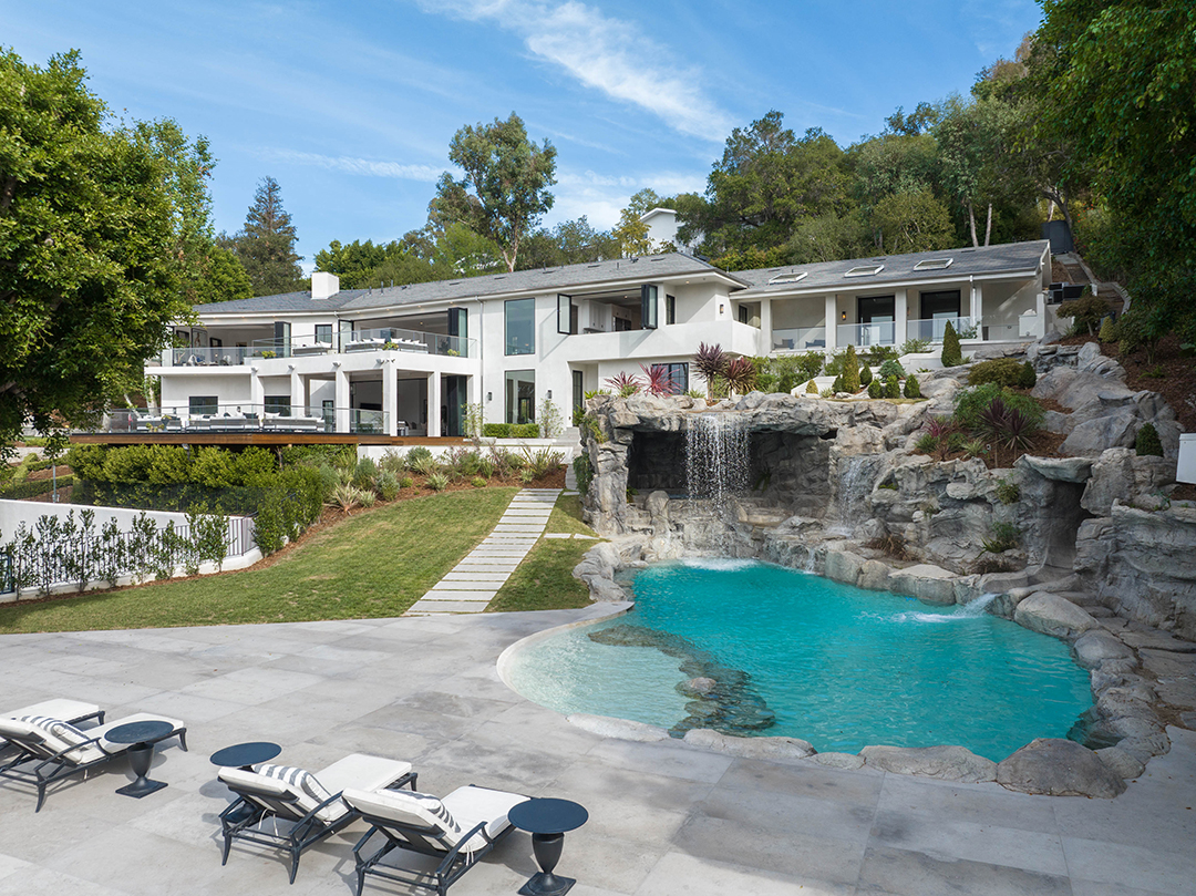 Mark Wahlbergs Former Home Famously Featured In Entourage Hits The Market 22