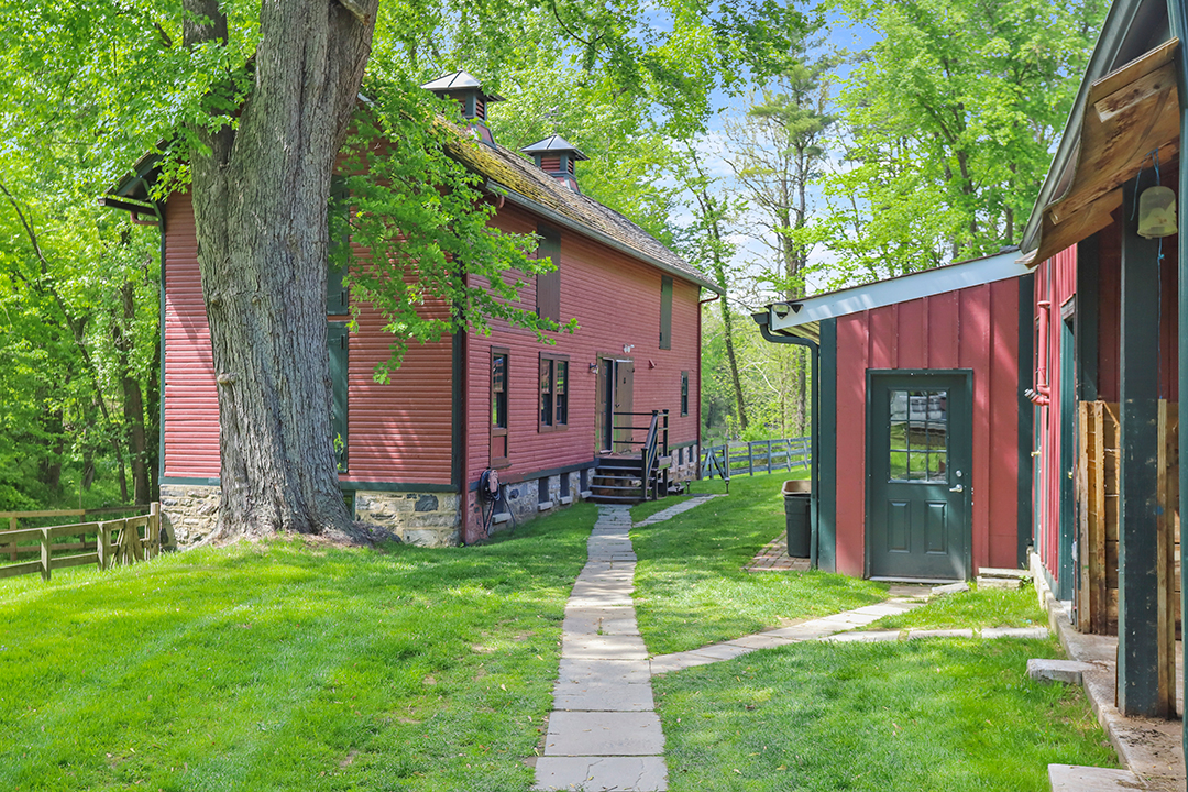 An Equestrians Dream Greenwich Estate Trots To Market Priced At 5m Zz