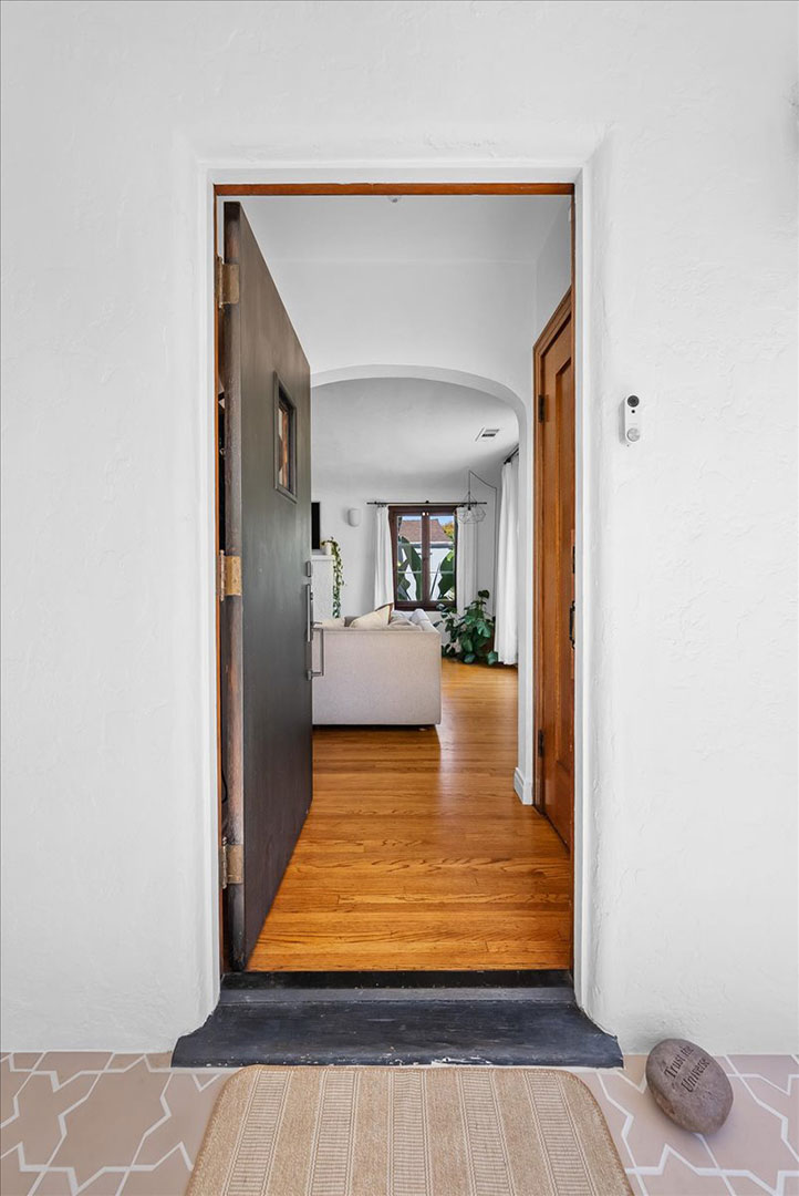 Blanco Bungalow Entry