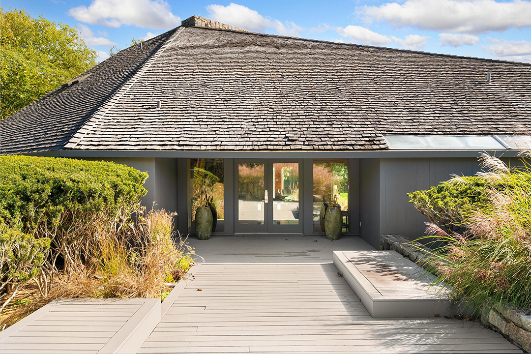 You Can Bid On A Spectacular Norman Jaffe Designed East Hampton Home Come December 100 Further Lane East Hampton New York02