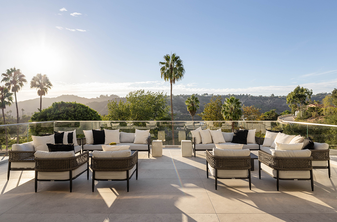 Mark Wahlbergs Former Home Famously Featured In Entourage Hits The Market 11