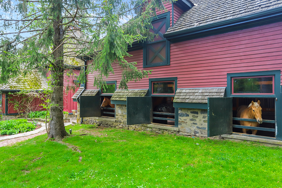 An Equestrians Dream Greenwich Estate Trots To Market Priced At 5m X