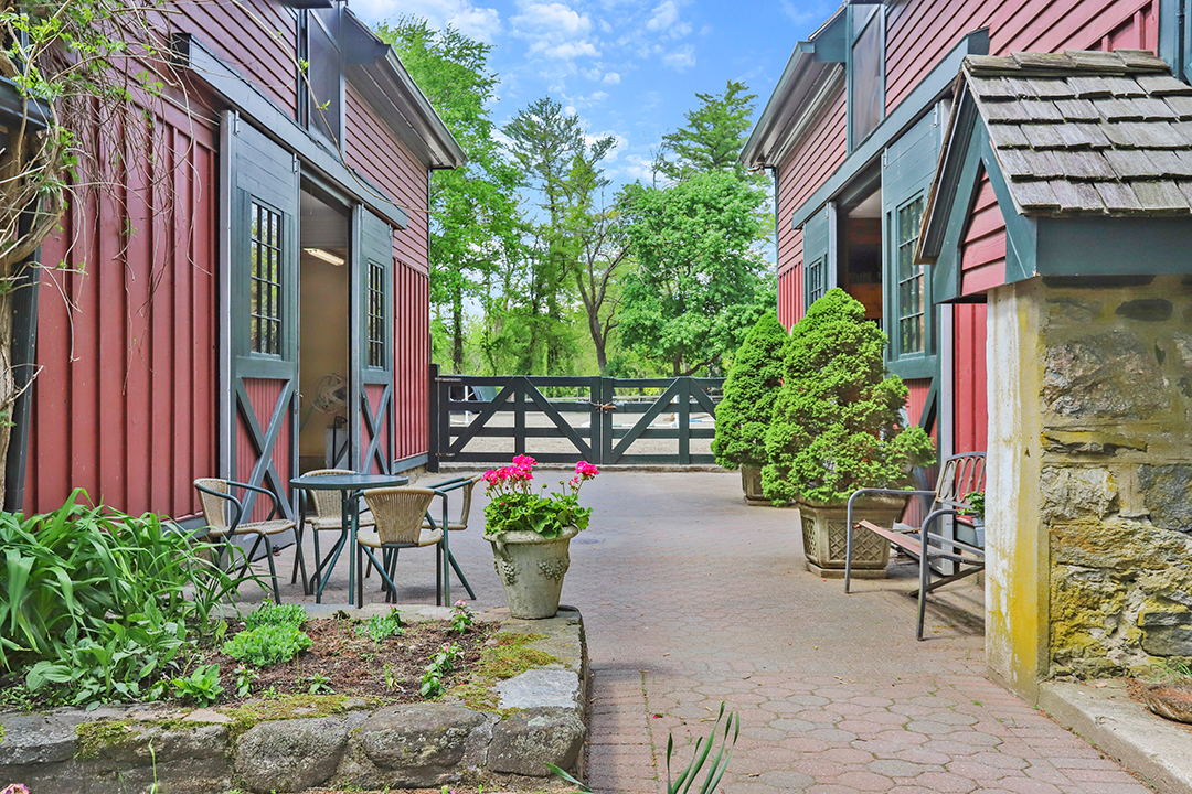 An Equestrians Dream Greenwich Estate Trots To Market Priced At 5m W