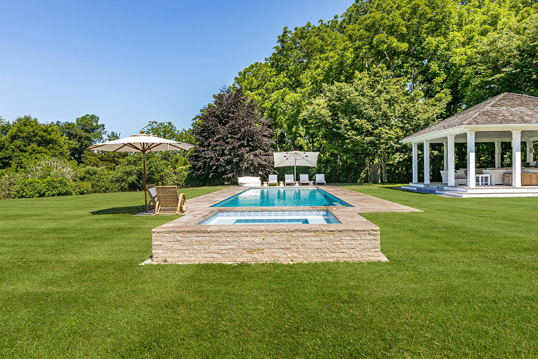 Alec And Hilaria Baldwin Give Their 10 Acre Hamptons Estate A New Price I