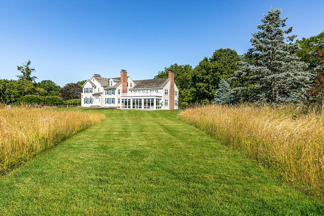 Alec And Hilaria Baldwin Give Their 10 Acre Hamptons Estate A New Price D