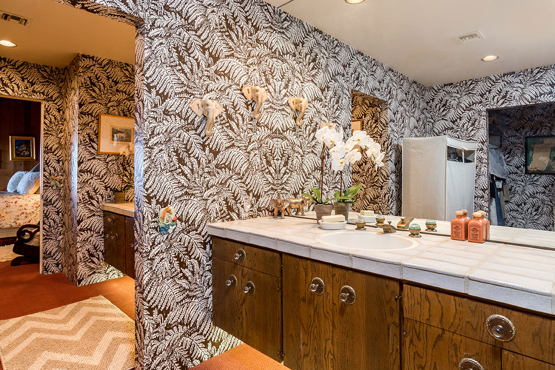 Guestbedroomwithwallpapersinatrachose