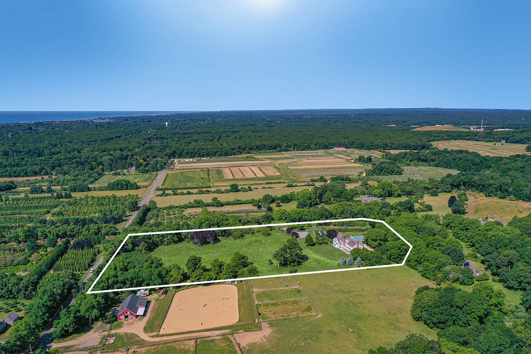 Alec And Hilaria Baldwin Give Their 10 Acre Hamptons Estate A New Price G