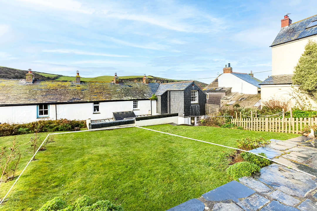 Quaint Cottage In England Thats Been In The Same Family For 150 Years Asks 435000 Fore Street 72 9 White Line