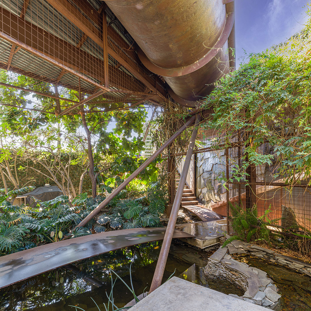 La Landmark Home Pond