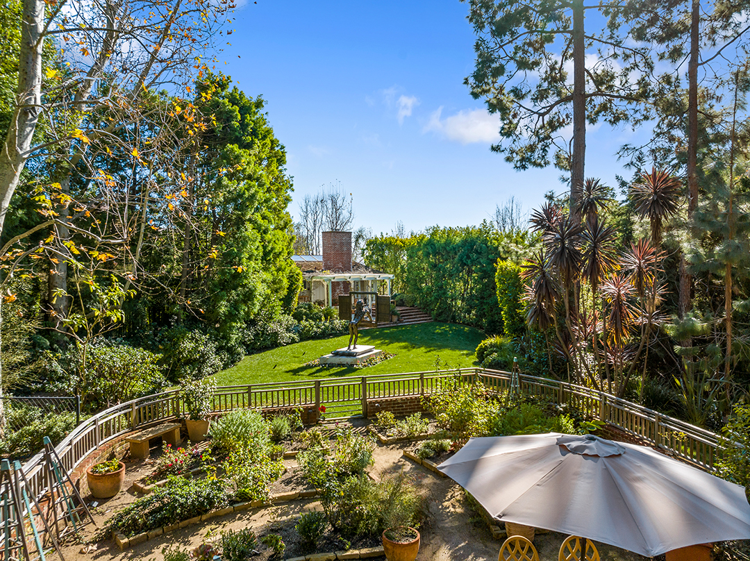 Jim Carey Puts His Primary Residence In L A On The Market At 28 9m Ww