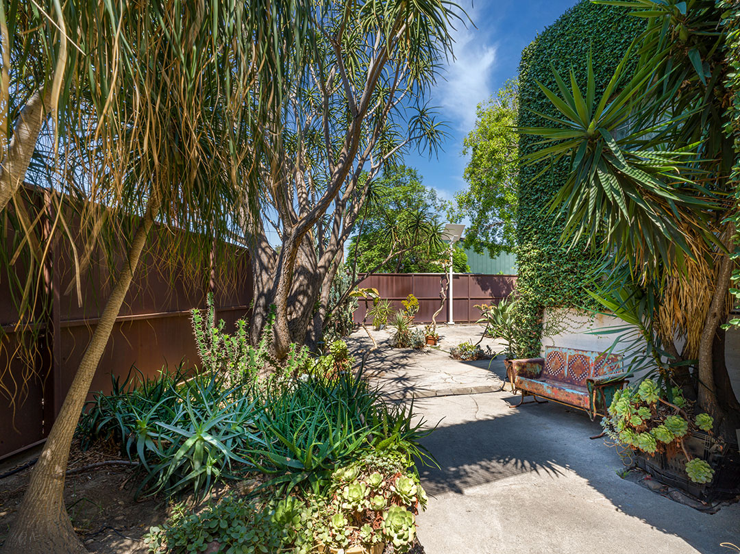 La Landmark Home Outdoor Greenery