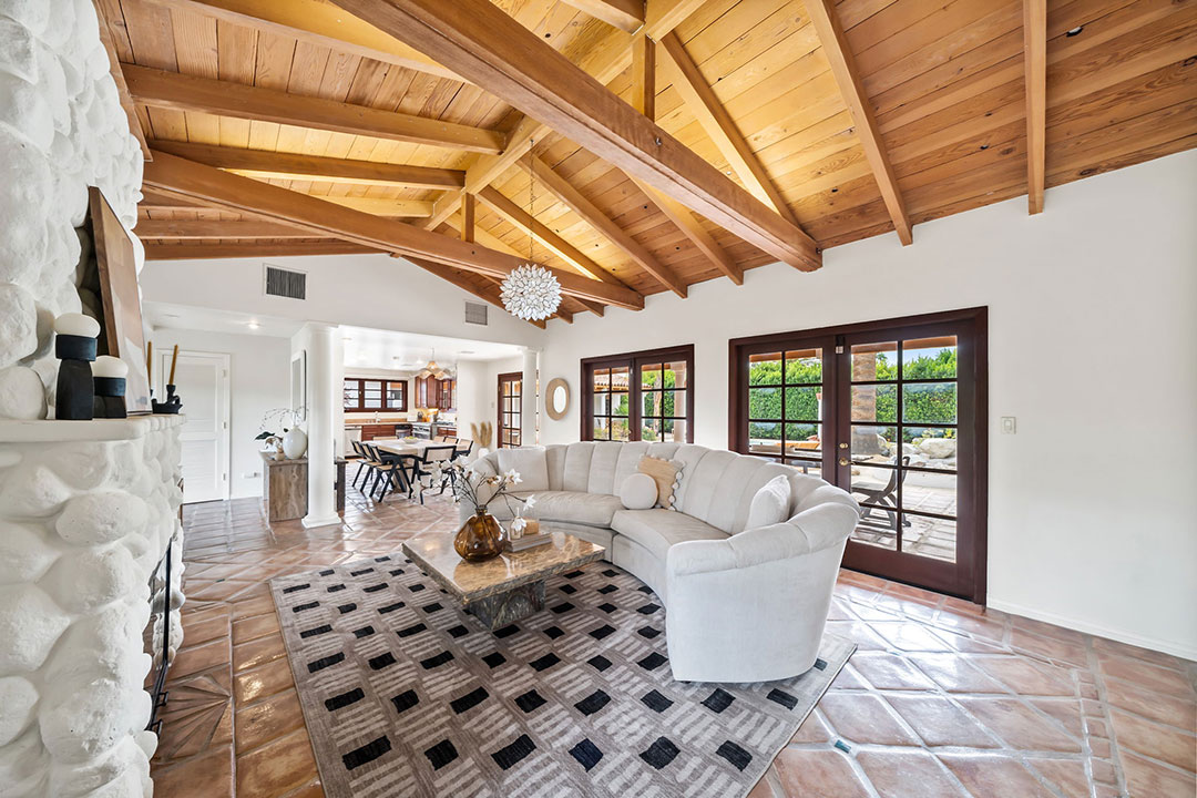 17 Formula One Palm Springs Lr With Kitchen