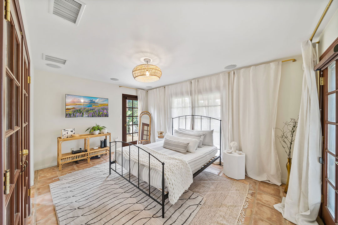 31 Formula One Palm Springs White Bedroom