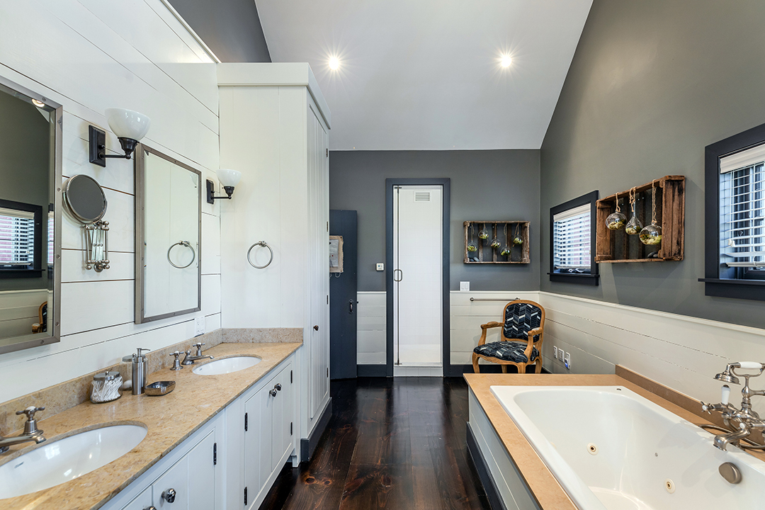 Kents Picturesque Cobble Brook Farm With A Converted Barn Main House Asks 4 7m Primary Bathroom2