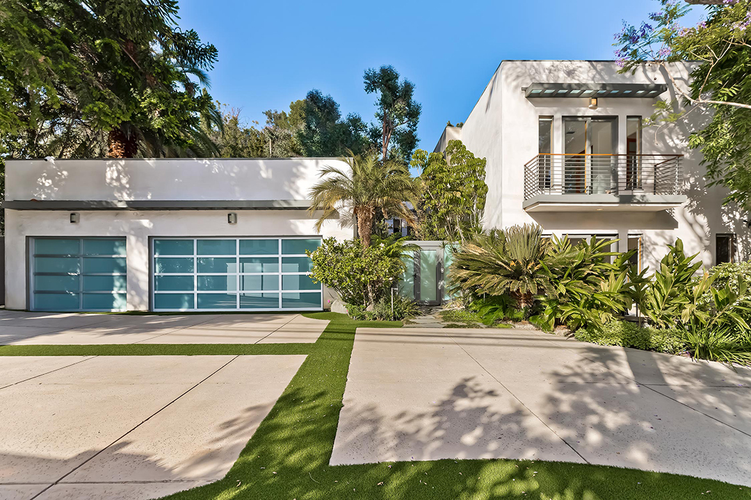 The Late Bob Sagets Longtime Brentwood Home Changes Hands In An Off Market Deal 5 2