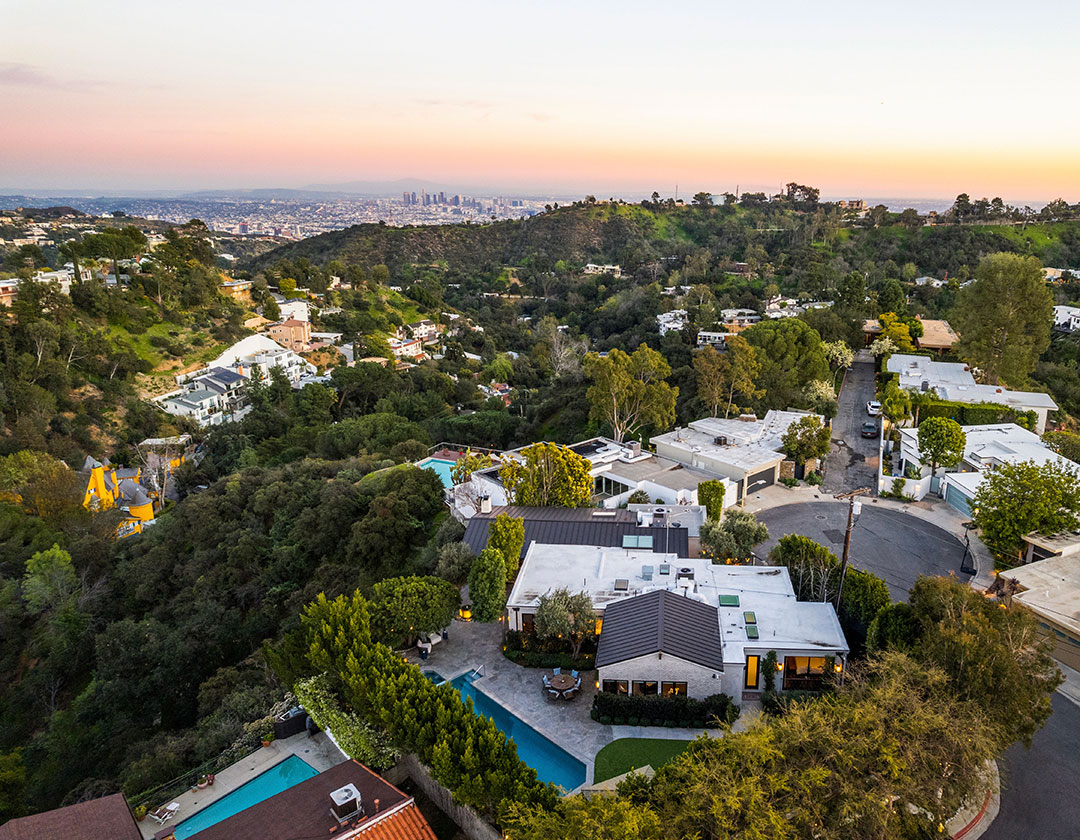 22 Blunt And Krasinski La Aerial View