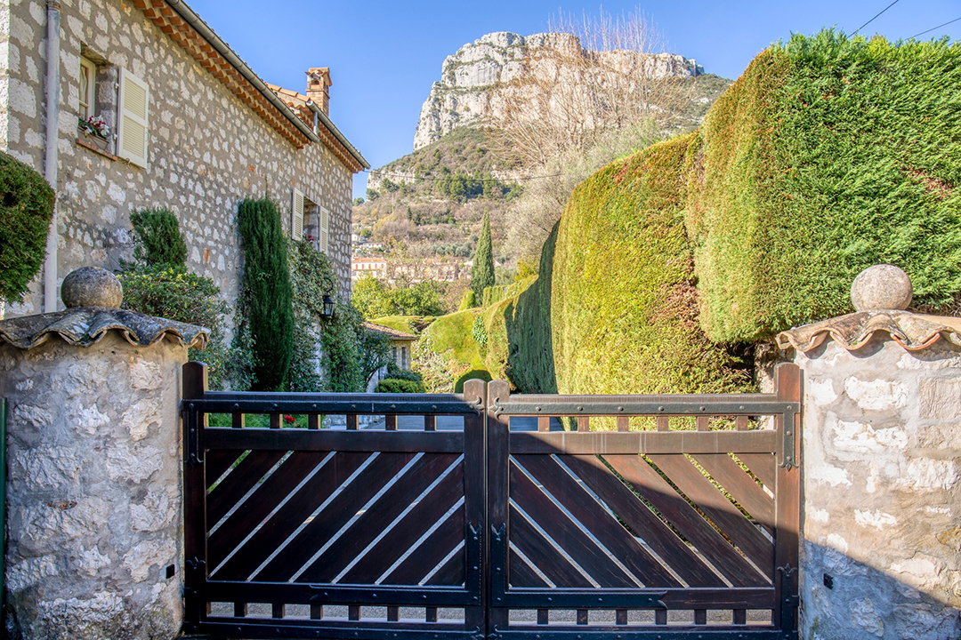 French Riviera Villa Where Hitchcocks Famed To Catch A Thief Filmed Hits The Marketc Cote Dazur Sothebys Int Realty Villa Shooting Place To Catch A Thief 1