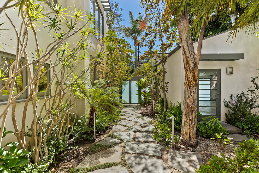 The Late Bob Sagets Longtime Brentwood Home Changes Hands In An Off Market Deal 10 2