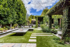 Bradley Coopers Longtime Venice Ca Home Overflowing With Greenery Is Up For Sale V