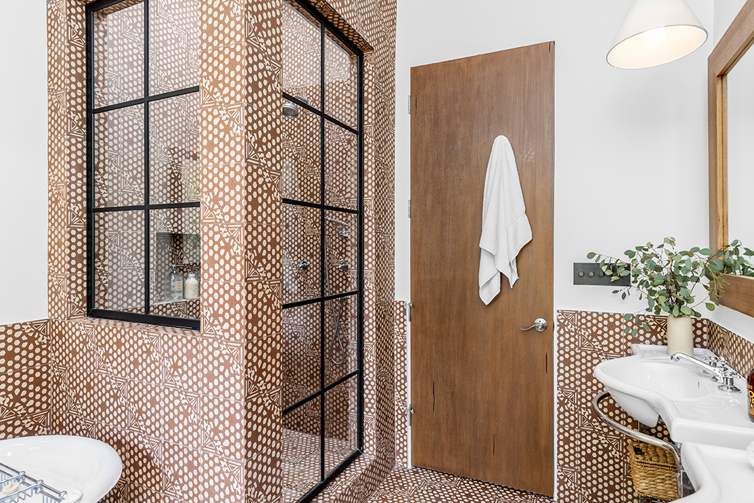 Bradley Coopers Longtime Venice Ca Home Overflowing With Greenery Is Up For Sale P