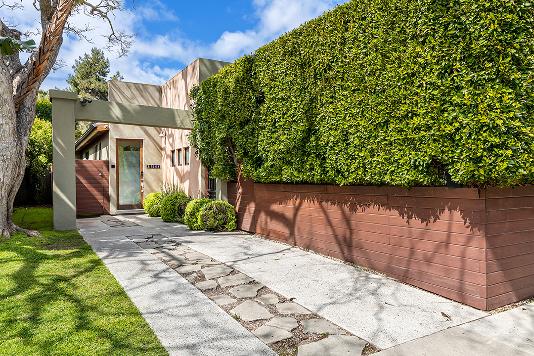 Bradley Coopers Longtime Venice Ca Home Overflowing With Greenery Is Up For Sale B