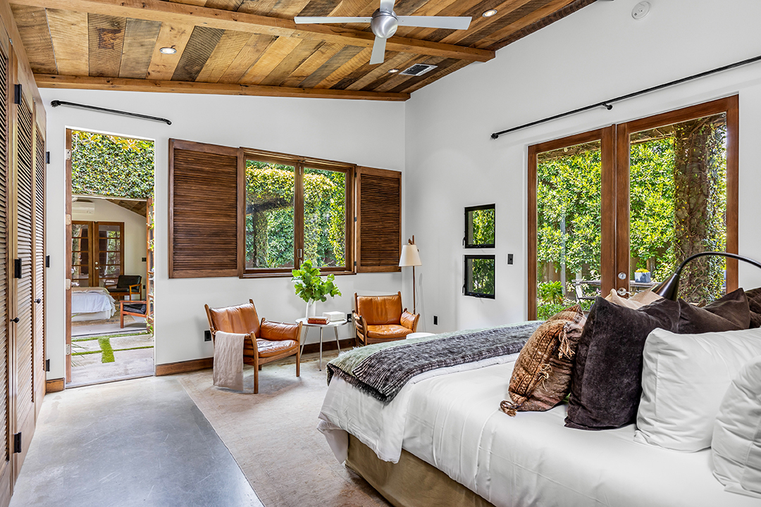 Bradley Coopers Longtime Venice Ca Home Overflowing With Greenery Is Up For Sale R