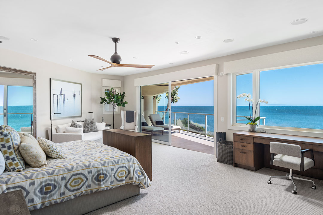 16 Chris Chelios Bedroom