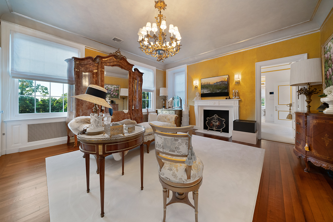 Storied Beechwood Manor Along New Yorks Gold Coast Lists For Close To 8m Zzz