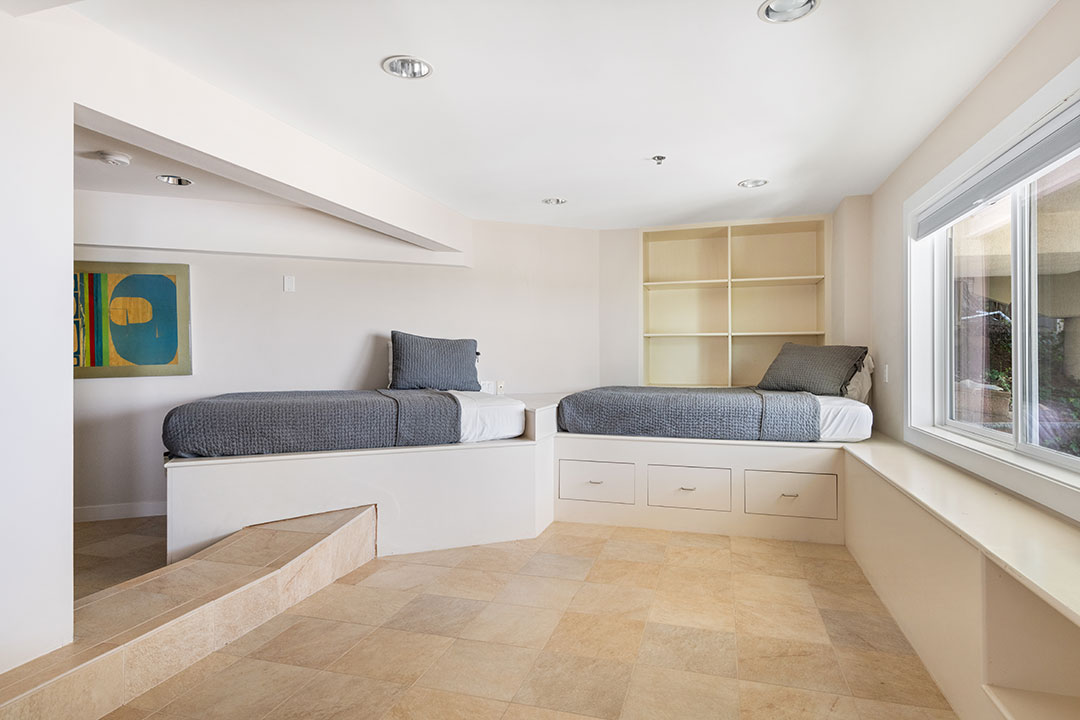 28 Chris Chelios Bunk Room