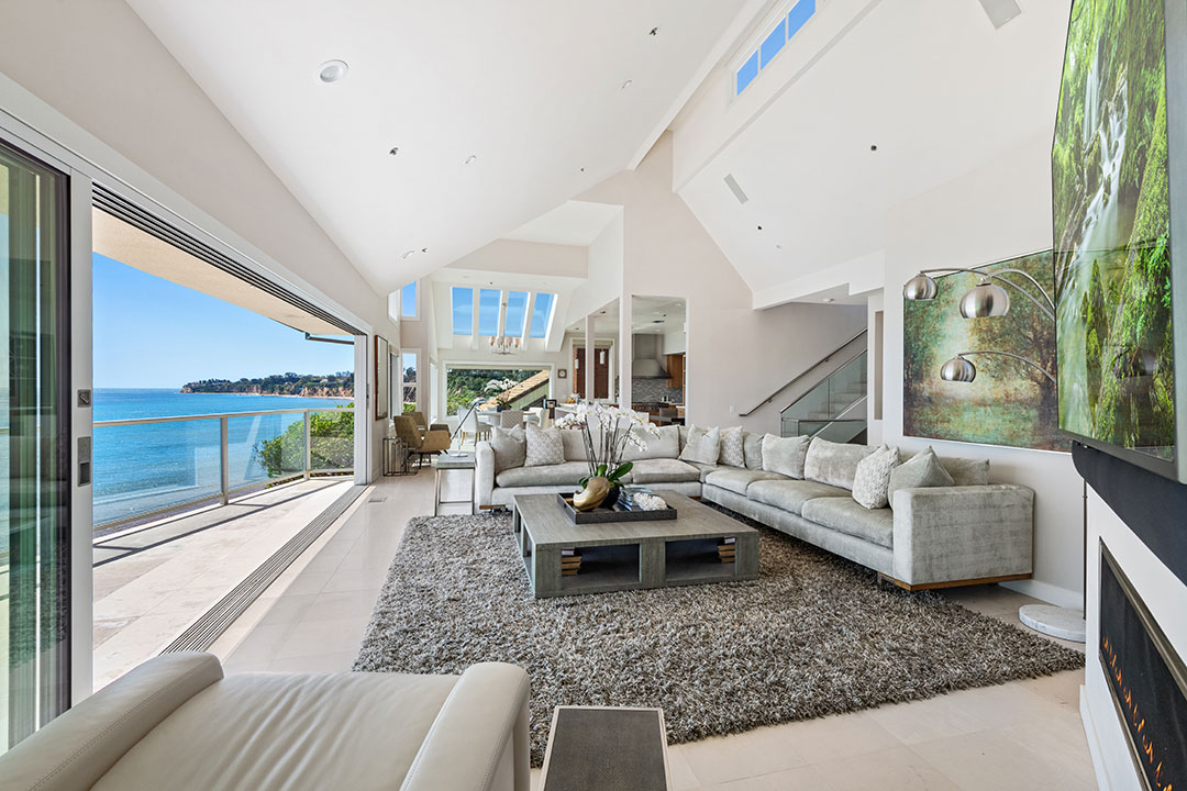 7 Chris Chelios Living Room View Kitchen