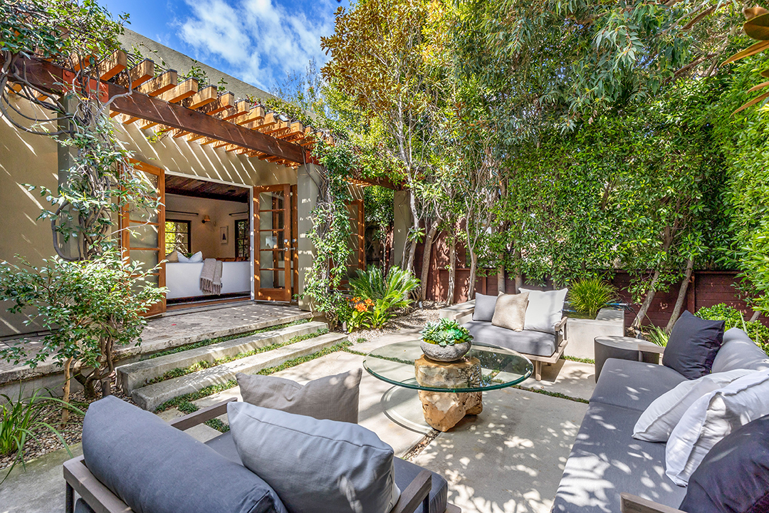 Bradley Coopers Longtime Venice Ca Home Overflowing With Greenery Is Up For Sale D