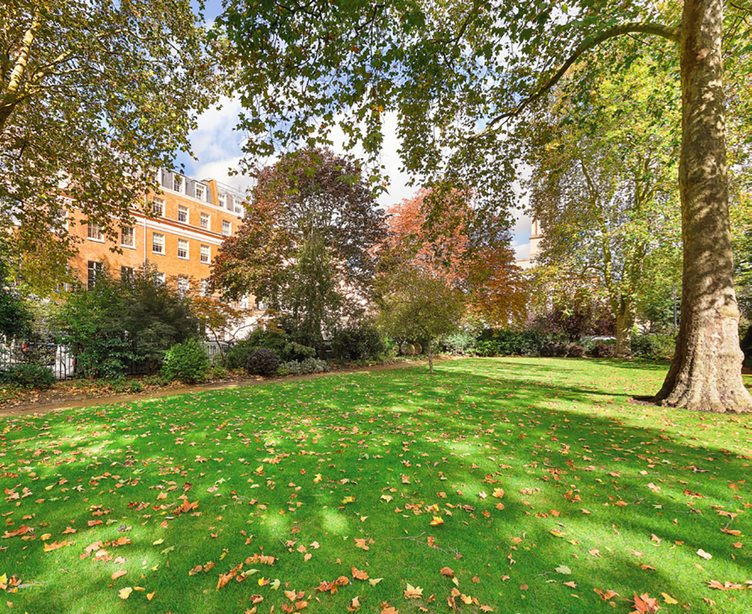 The Greek Royal Familys Former Eaton Square Mansion Seeks 39 5m Eatonsquareresidentsgardenwithtownhousesbehind